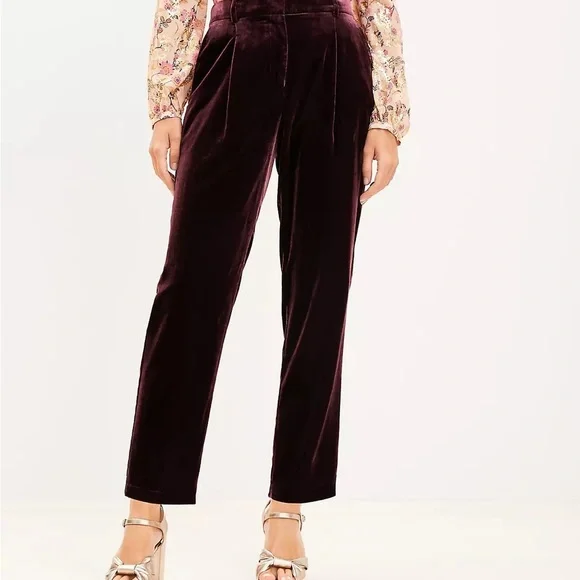 Pleated Tapered Pants in Velvet
Size 12 burgundy
Loft brand - Picture 1 of 8
